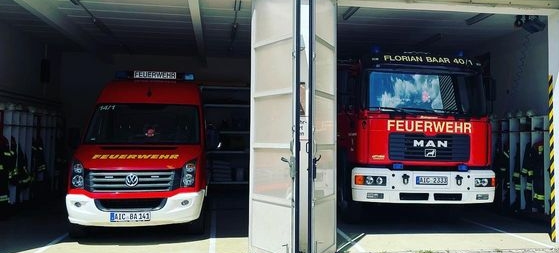 Einsatzfahrzeuge und Mannschaft der Feuerwehr Baar