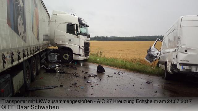 Einsatzbild - Transporter+mit+LKW+zusammengesto%C3%9Fen-24.07.2017 - FF Baar Schwaben